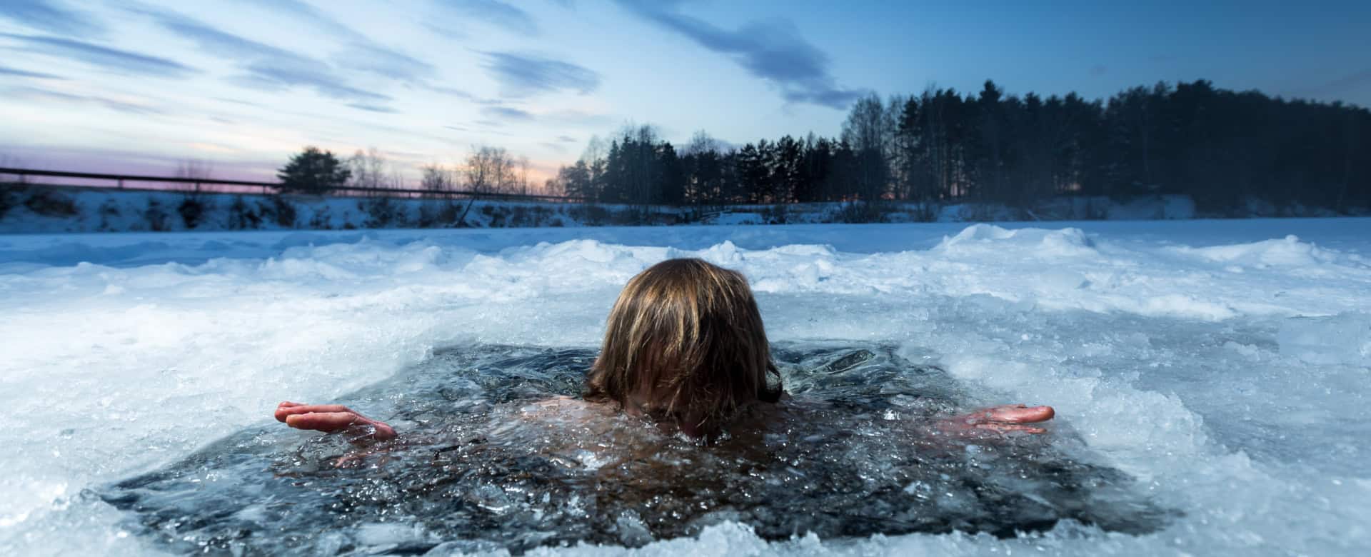 Снаряжение для зимнего плавания: как подготовиться к ледяной воде